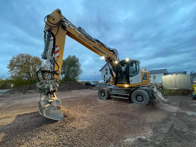 Liebherr-Mobilbagger auf einer Baustelle mit Schotterfläche